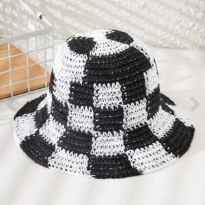 Sombrero de cubo de paja con estampado de tablero de ajedrez