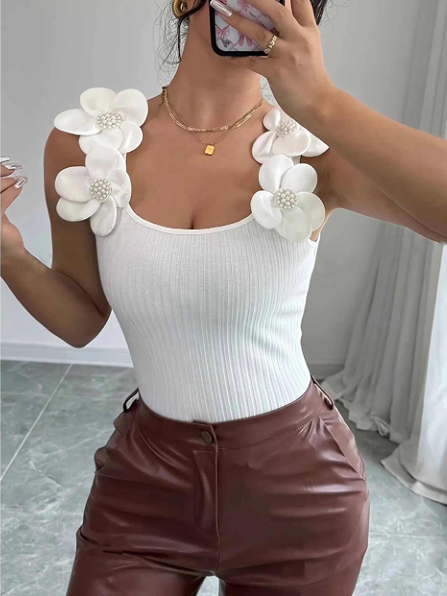 Top de punto con flores