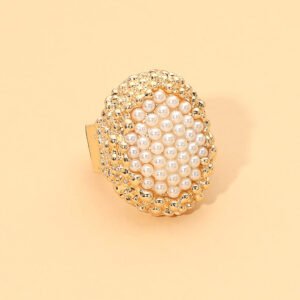 Anillo ovalado con perlas