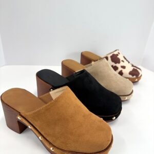Zuecos de plataforma con tachuelas