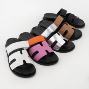 Sandalia deslizante con correa Velcro