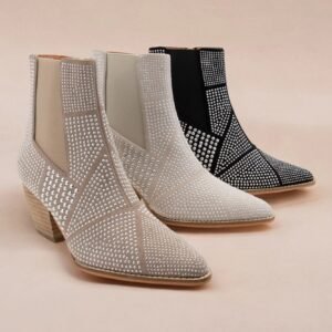 Botas adornadas con tachuelas