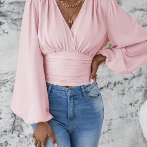 Top liso de manga larga arrugado con cuello en V