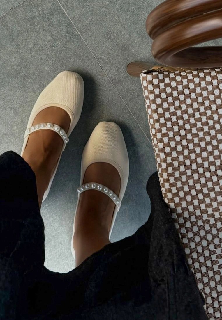Zapatos puntera charol blanco