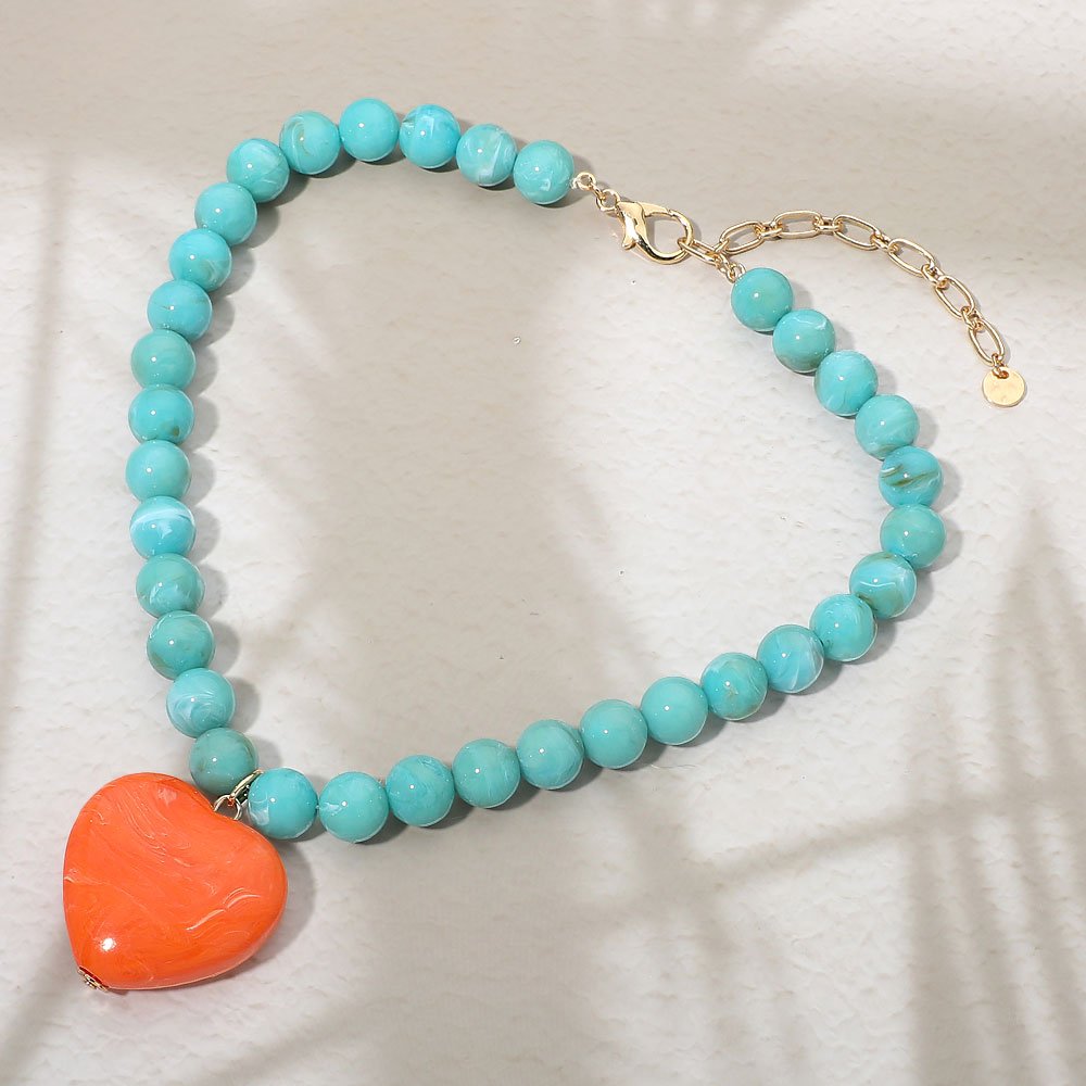 Collar corazón de resina